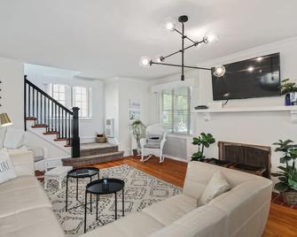 Designer 5BR Beach House + Parking, Steps to Ocean - Atlantic City - Sala de estar