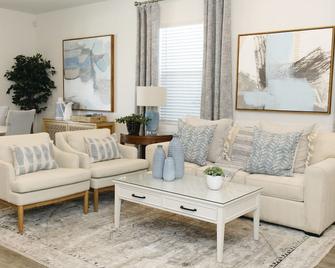 Hemet Gem- New Home! - Hemet - Living room
