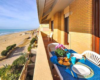 Gorgeous Apartment In Torvaianica - Torvaianica - Balcón