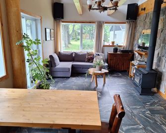 Cozy country house in a peaceful environment with a panoramic view on the river - Princeville - Sala de estar