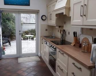 Marian Cottage. Fully restored 19c cottage. Sleeps 3. Parking. Kinsale - Kinsale - Kitchen