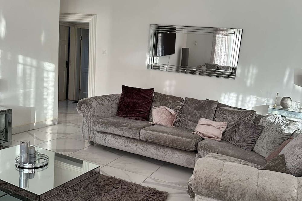 Luxury Spacious two bedroom apartment for comfortable living. Well furnished . - Banjul - Oturma odası
