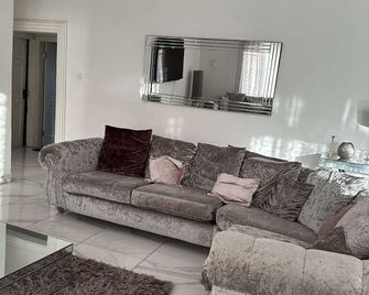 Luxury Spacious two bedroom apartment for comfortable living. Well furnished . - Banjul - Oturma odası