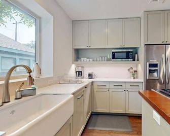 Modern Getaway with Firepit & Lavish Interior | 2 Blocks to Dining & Shops - Austin - Kitchen