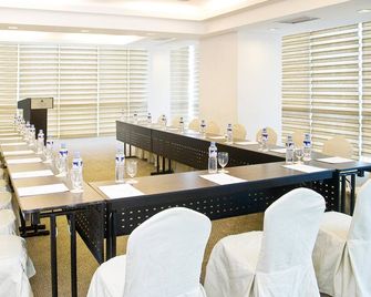 St Giles Makati - Makati - Sala de reuniões
