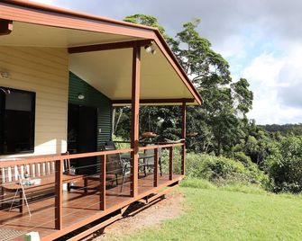 Bellthorpe Stays- Bowerbird Cabin: nature-based accommodation. Pooches permitted - Maleny - Patio