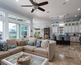 Beautiful Home With Private Pool On The North End Of Fort Myers Beach! 4 Bedroom Home by RedAwning - Fort Myers Beach - Huiskamer