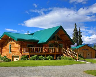 Secluded Rustic Wilderness Lodge & Cabin Retreat with Private Lake, Sauna & Adventure Trails near Tok, Alaska - Tok