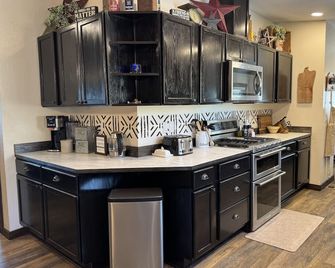 4BR Ranch Retreat w/Hot Tub & Senic Valley Views + Mini House Add-On - Kamiah - Kitchen