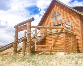 Sleeps 10 Discover serenity in our 3-bedroom cabin near Duchesne - Duchesne - Edificio