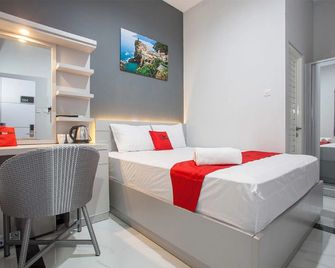RedDoorz Plus near Politeknik Negeri Malang - Malang - Bedroom
