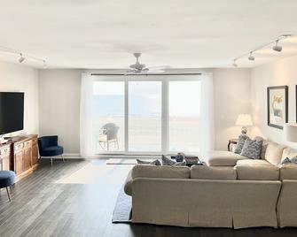 Ocean Dreams - Newly Renovated - Ocean Front Condo 4/Bed 3/Bath - Rehoboth Beach - Living room