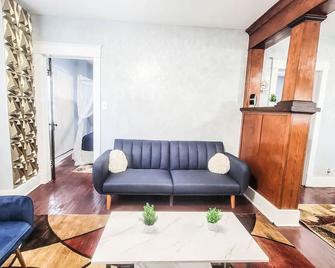 10 Mins To Airport Apt With King Beds - Buffalo - Living room