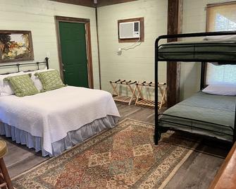 Charming Farmhouse Made From Shipping Containers With Deck On Top - West Memphis - Bedroom