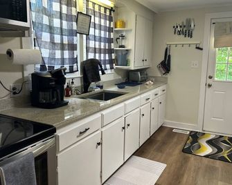 Modest comfortable home in Downtown Yadkinville - Yadkinville - Cocina