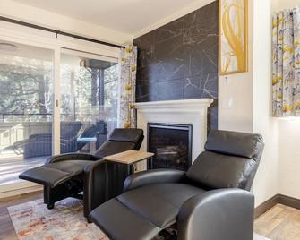 Golden Sparrow's Nest - Green Mountain Falls - Living room
