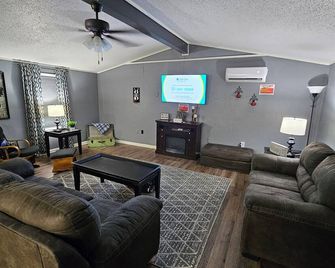 Flag City Manor: 4 Bdrm Home - Millington - Wohnzimmer