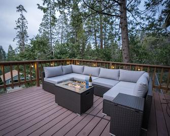 Newly Renovated Cabin in the Midst of Mountain Fun - Mi Wuk Village - Balcony