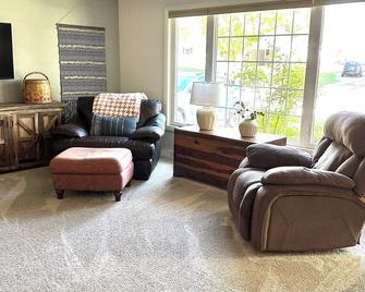 The Draft Haus- Green Bay 2025 Nfl Draft - Clean And Comfortable 4 Bedroom Home - Ashwaubenon - Living room
