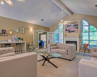 Chic Home with Club Access Near Bay St Louis! - Diamondhead - Living room
