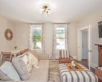 The Sweet Magnolia is just blocks from both downtown Nacogdoches & SFA campus! - Nacogdoches - Living room