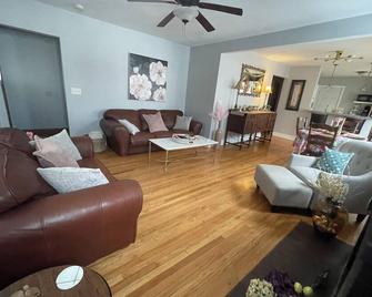 Come home to Kenwood Conveniently located Syracuse - Syracuse - Living room