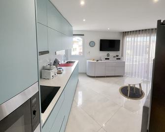 Beautiful, bright 29 m2 apartment 100 m from the beach. 3 Stars - Calvi - Kitchen