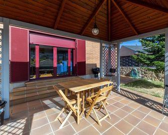 Casa Nootka with Mountain Views, Private Garden, and Barbecue - San Rafael - Patio