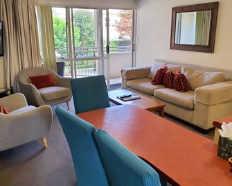 Tuscana Motor Lodge - Christchurch - Living room