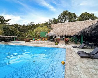 Los Colores Ecoparque - Puerto Triunfo - Piscina