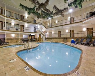 Motel 6 Minot Nd - Minot - Pool