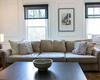 Lovely 4 bedroom rental with spacious master suite - Scranton - Living room