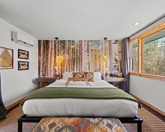 Sleep Among the Trees | Tranquil Forest-Themed Escape with King Bed - Hancock - Habitación