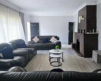 Casamaya Avondale Travelnest - Harare - Living room