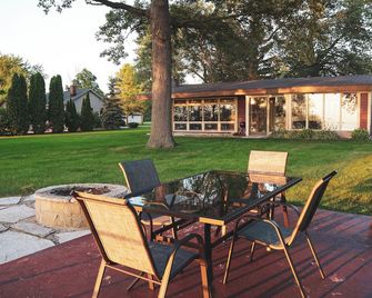 East Shore Retreat - Chilton - Patio