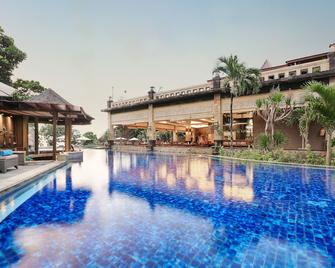 峇里佩拉吉溫泉酒店 - 水明漾 - 庫塔 - 游泳池