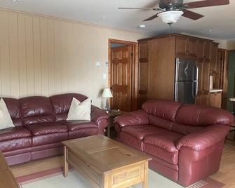 Cozy cottage on the Rideau, relax with the whole family - Перт - Вітальня