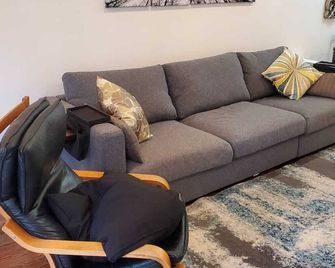 Charming 2-bedroom apartment with AC, WiFi everything you'll need in Astoria - Queens - Salon