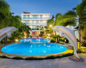 Hotel & Suites Country Valladolid - Valladolid - Piscina