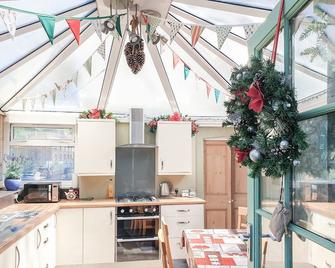 Christmas Cottage - Cheddar - Kitchen