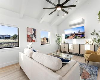 Luxe Desert Retreat - Near Grand Canyon South Rim - Valle - Sala de estar