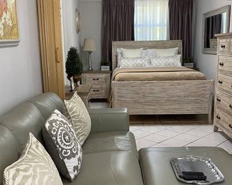 Warm Mineral Springs Cozy Waterfront Apartment - Warm Mineral Springs - Living room