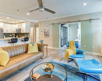 Charming Apartment in Downtown Winston-Salem! - Winston-Salem - Living room