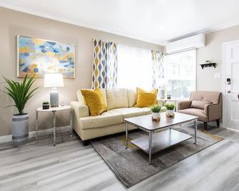 Walk to Americana | King Bed | Close to Universal - Glendale - Living room