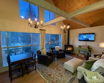 Fairway Chalet- Mountain cabin on the golf course - Cloudcroft - Living room