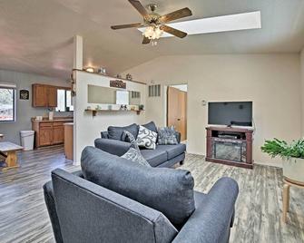 Moms Place in Jemez - 1 Mi to Hot Spring - Jemez Springs - Living room