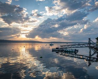 Smuggler's Cove Inn - East Boothbay - Strand