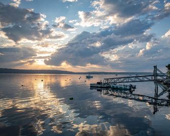 Smuggler's Cove Inn - East Boothbay - Outdoors view