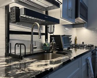 Elegant Modern and Spacious Loft Studio w/ King Bed - Queens - Kitchen