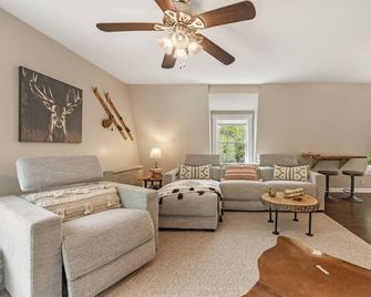 Birchbarn-Foliage,hgtv-Storyland/Hike/Rivers/Top10% - Glen - Living room
